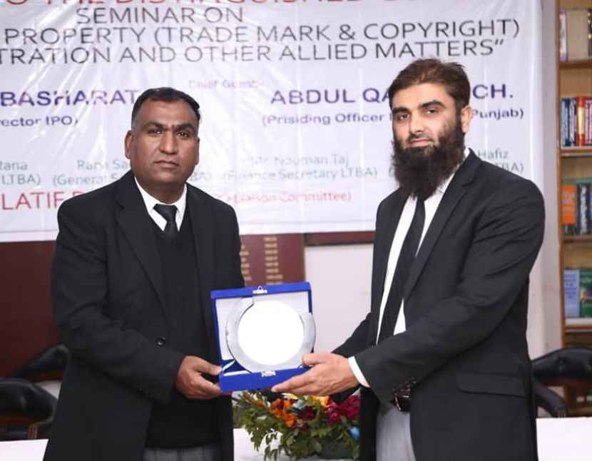 Tanveer Hafiz Advocate Receiving Award